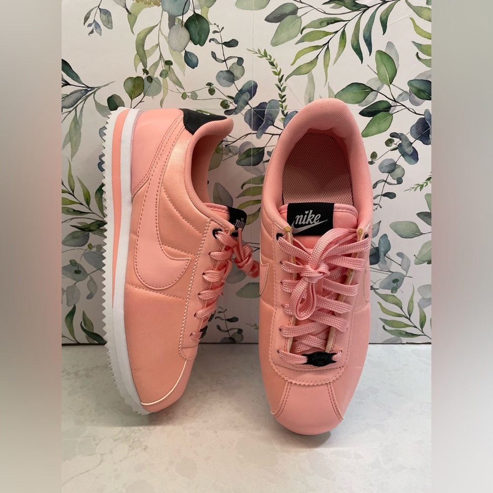 Beautiful Pink Nike Cortez‎ Women Size 7.